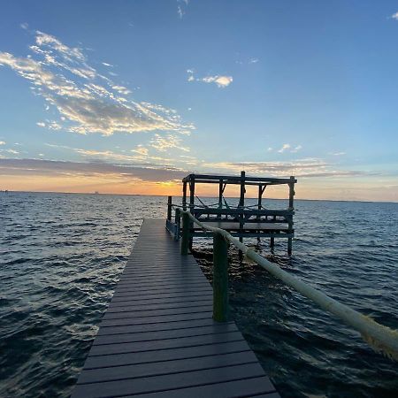 Nasa Waterfront Dolphin Suite Titusville Buitenkant foto