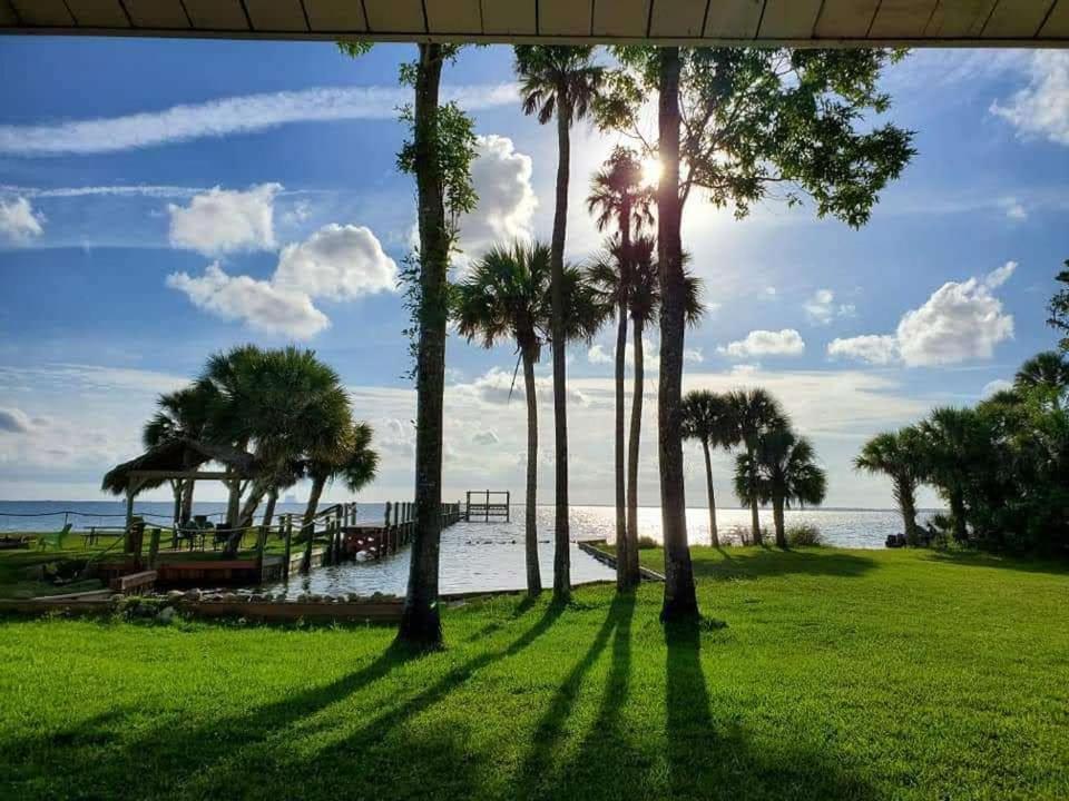 Nasa Waterfront Dolphin Suite Titusville Buitenkant foto