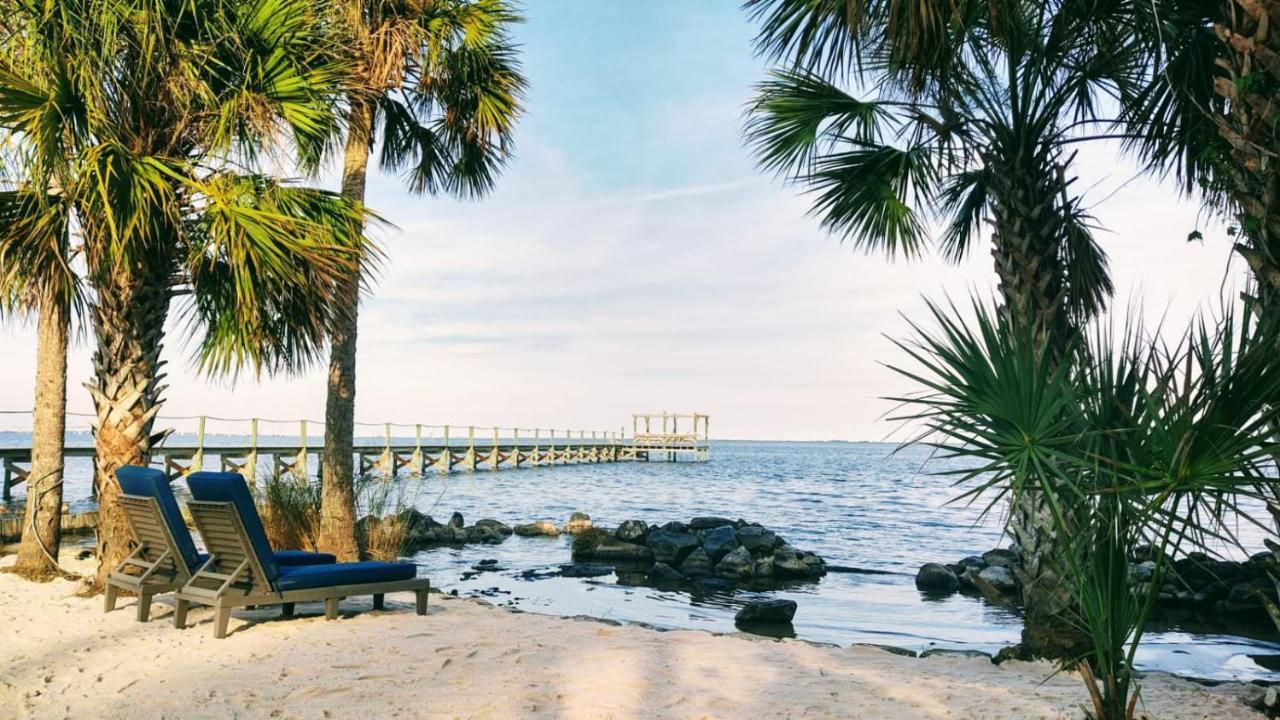 Nasa Waterfront Dolphin Suite Titusville Buitenkant foto